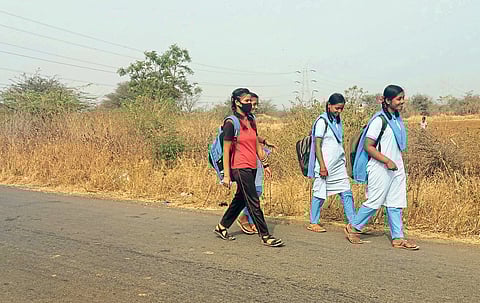 वडाळा - मोहोळ मार्गावर प्रवाशांचे  हाल अन विद्यार्थ्यांची पायपीट
