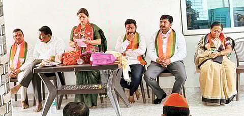 ढेबेवाडी  डॉ प्राची पाटील यांच्यासह भाजप उमेदवारांचा प्रचार