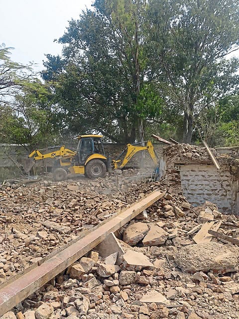 कुर्डुवाडी येथील ब्रिटीशकालीन  रेल्वे प्रशालेची इमारत पाडली