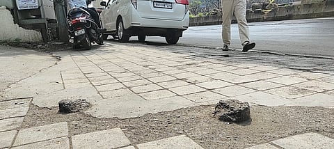 पदपथावरील अर्धवट लोखंडी खांबांचा जिवाला धोका