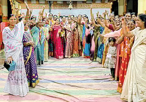 खळद परिसरातील महिलांकडून 
शिवसेना उमेदवारांना शुभेच्छा