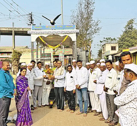 पत्नीच्या स्मरणार्थ पतीकडून
दोंदे गावाला वैकुंठरथ अर्पण