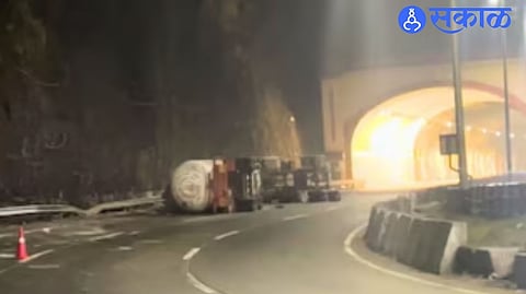 Overturned gas tanker on the Mumbai-Pune Expressway causing heavy traffic congestion and halting Mumbai-bound vehicles as emergency teams manage the situation.