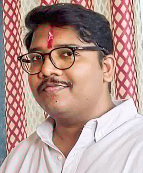 ऋषिकेश अवघडे याची पुरवठा निरीक्षक पदी निवड