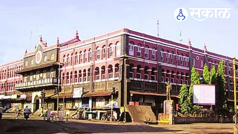 Kolhapur Municipal Corporation building amid ongoing political negotiations.