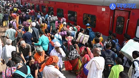 pune railway station crowd