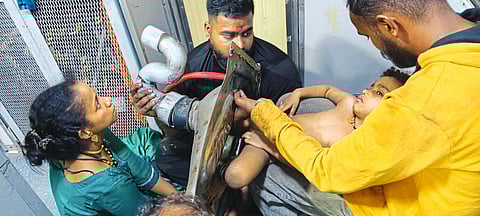 महालक्ष्मी एक्सप्रेसमध्ये टॉयलेट पॅनलमध्ये अडकलेल्या मुलाची सुरक्षित सुटका