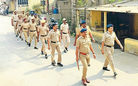 विंग. पोलिस संचलन फक्त फोटो पाठवत आहे पहावे