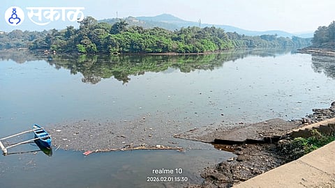 Garbage, illegal huts and waste dumping