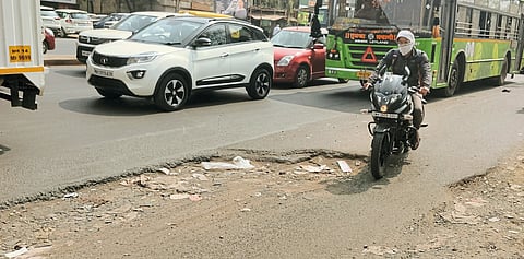 पुणे-नाशिक महामार्गावर
मोशीत खड्डेच खड्डे