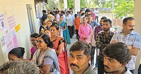 शिरूरमध्ये अडीच लाख मतदारांनी बजावला हक्क