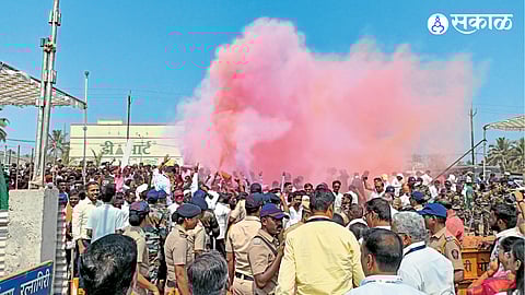 Shiv Sena and BJP leaders celebrate