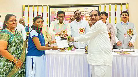 विंग :विंगच्या आदर्श विद्यालयाची स्वर्णिमा सादळे  राज्यस्तरीय निबंध स्पर्धेत द्वितीय