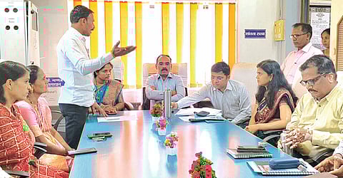 अतिरिक्त सीईओंची 
मांजरवाडी गावाला भेट