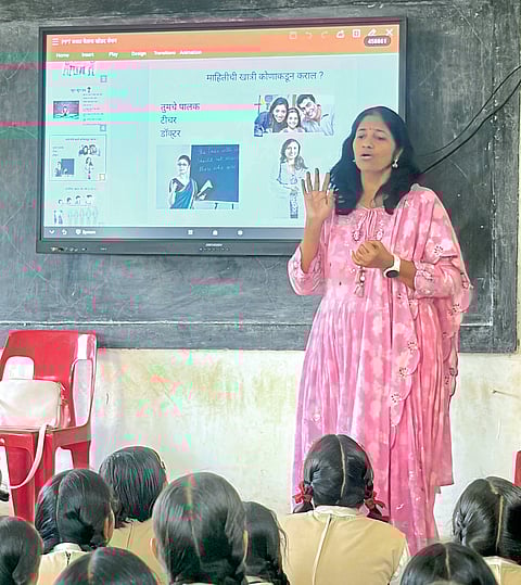 फुले विद्यालयातील 
विद्यार्थिनींना मार्गदर्शन