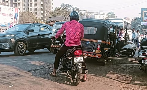 मोशीतील वाहतूक दिवसेंदिवस गंभीर, नियम ‘चाकाखाली’