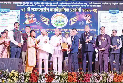 वाई:-ज्ञानदीप इंग्लिश मीडियम स्कूलचा विद्यार्थी रोशन वाशिवले याने ५३ व्या राज्य बालवैज्ञानिक प्रदर्शनात राज्यपातळीवर तृतीय क्रमांक पटकाविला.