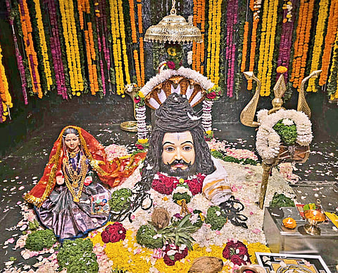 बनेश्वर मंदिरात घुमले 
मंगलाष्टकांचे सूर!