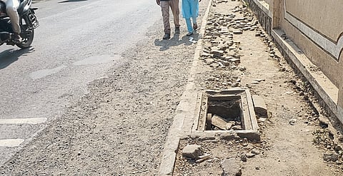 उखडलेला पदपथ, उघड्या चेंबरमुळे 
यशवंतनगरची वाट खडतर!