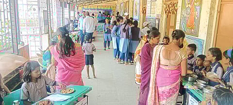 आंबाडेतील विद्यार्थ्यांनी घेतले व्यवहार ज्ञानाचे धडे