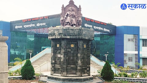 Commissioner Yashwant Dange announces Ahilyanagar’s third consecutive Majhi Vasundhara award victory.