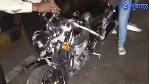 Police investigate the accident site in Nagpur after a fatal Bullet bike stunt involving kabaddi players.