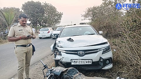 Police and emergency teams at the accident site on Shirur–Malthan road following the fatal crash.