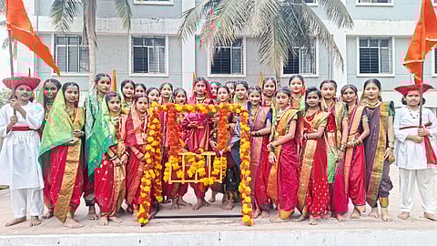 शिवगर्जनांनी दुमदुमला शहरातील शाळा परिसर