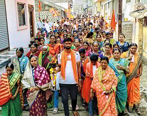 मलवडी शिवज्योत मिरवणूक फोटो व ओळी