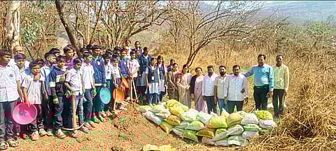 शिरगावात श्रमदानामधून वनराई बंधाऱ्यांची उभारणी