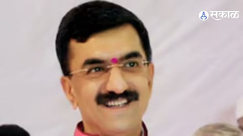 Guardian Minister Desai addressing media on the Shiv Sena–NCP alliance issue in Satara.