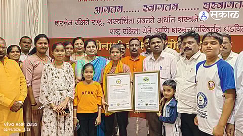 Sakshi performing dandpatta during her 12:12:12 marathon feat on Shiv Jayanti, earning a place in Orange and Green Book records.