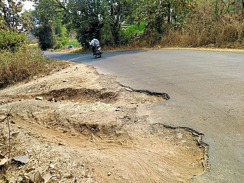 ढेबेवाडी वर्दळीचा रस्ता तुटल्याने गंभीर धोका
