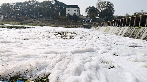 इंद्रायणी नदीचे पाणी फेसाळले