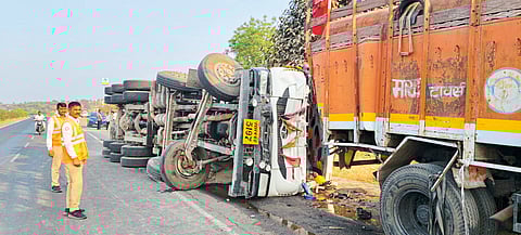 भादलवाडीत महामार्गावर बल्कर उलटला