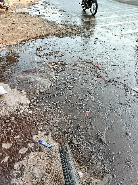 तुंबलेल्या वाहिनीकडे प्रशासनाचे दुर्लक्ष