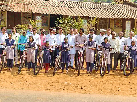 वेळवंडच्या शाळेतील 
विद्यार्थिनींना सायकलींचे वाटप