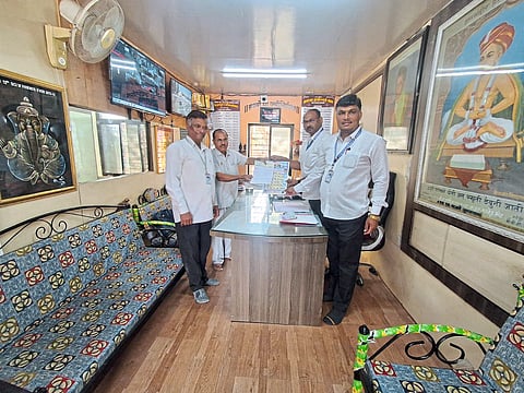 आईच्या स्मरणार्थ आळे शाळेला १० हजारांची देणगी