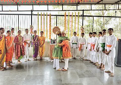 विविध शाळांमध्ये शिवजयंती साजरी