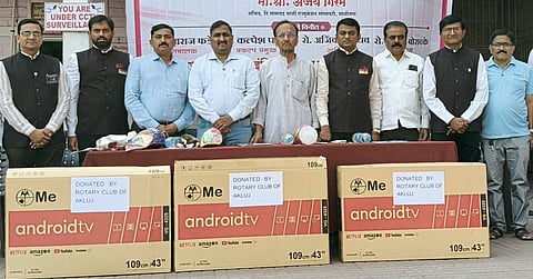 माळीनगर शिक्षण संस्थेस स्मार्ट टीव्ही भेट