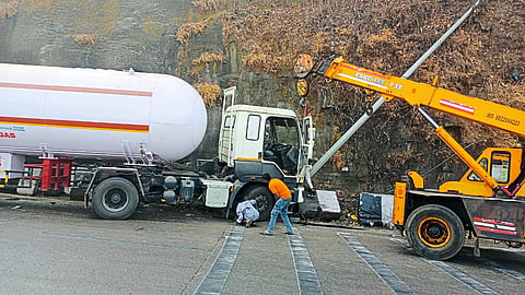 मुंबई-पुणे द्रुतगती मार्गावर प्रोपोलीन गॅस टॅंकरचा अपघात