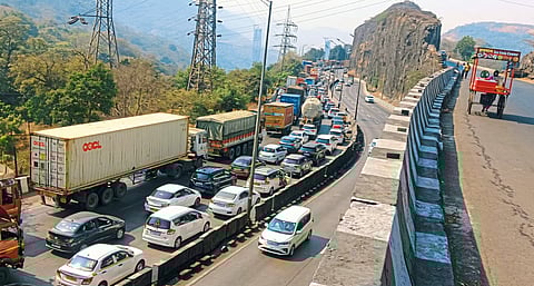 द्रूतगती मार्गावर प्रोपलीन टँकरचा पुन्हा अपघात