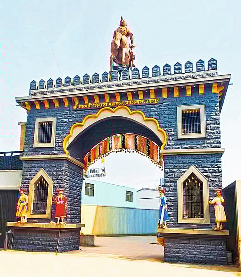 उदापूरला शिवजयंतीनिमित्त प्रवेशद्वाराचे लोकार्पण