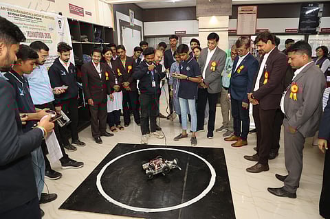 टेक्नॉथॉन अंतर्गत विद्यार्थ्यांकडून सादर करण्यात आलेल्या रोबोटिक्स प्रकल्पाचे मान्यवरांसमोर प्रात्यक्षिक.