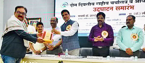 आसू - प्रा. डॉ. अशोक शिंदे यांच्या गाव पांढरीच्या वैभवखुणा ग्रंथास शिविम साहित्य पुरस्कार