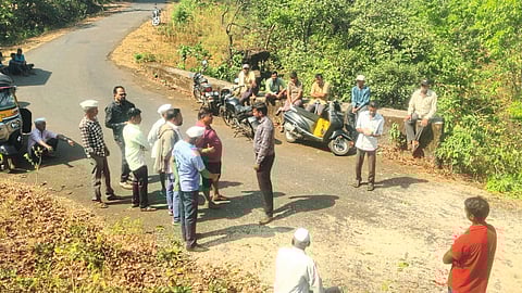 कास - अंधारी तील शेतकरी आक्रमक.... रस्त्याच्या कामाला विरोध...