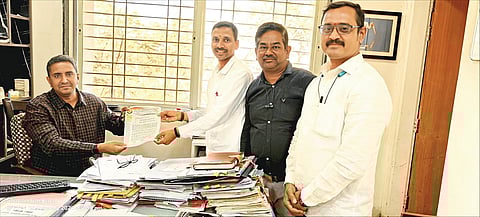 साताऱ्यात पोलीस पाटीलांचा भत्त्यासाठी एल्गार १५ दिवसांत निवडणूक भत्ता न दिल्यास बेमुदत उपोषणाचा इशारा