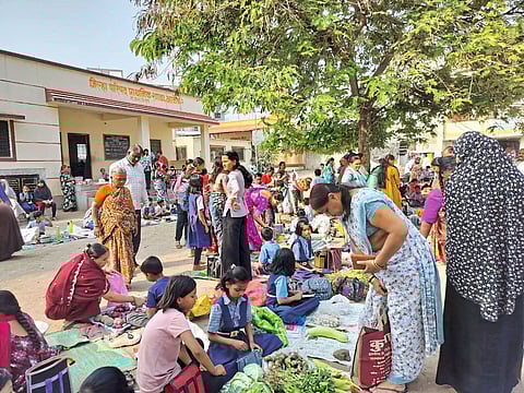 आळे येथे बाल आनंदी बाजार