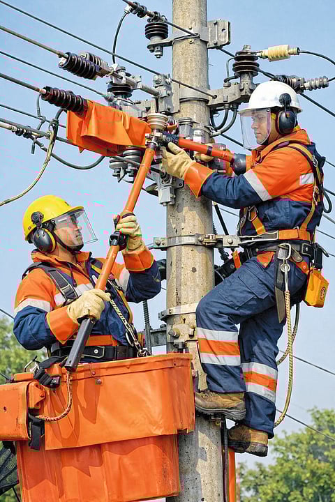 विद्युत कर्मचाऱ्यांच्या हातांना आता सुरक्षेचे भक्कम बळ