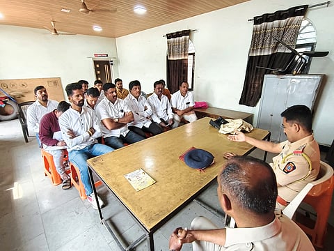 सराफ व्यावसायिकांसह उंब्रजकरांच्या सुरक्षेला प्राधान्य : सहायक पोलिस निरीक्षक पंकज पवार  लुटीच्या पार्श्वभूमीवर सराफ व्यावसायिकांची बैठक